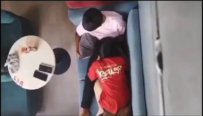 Quay lén bạn gái bú bú cho em ghệ nơi công cộng