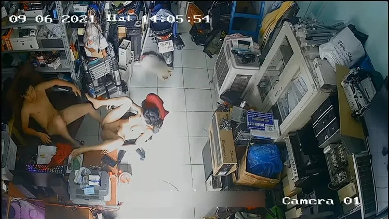 Vợ ông xã nắc nhau trong của hàng máy tính