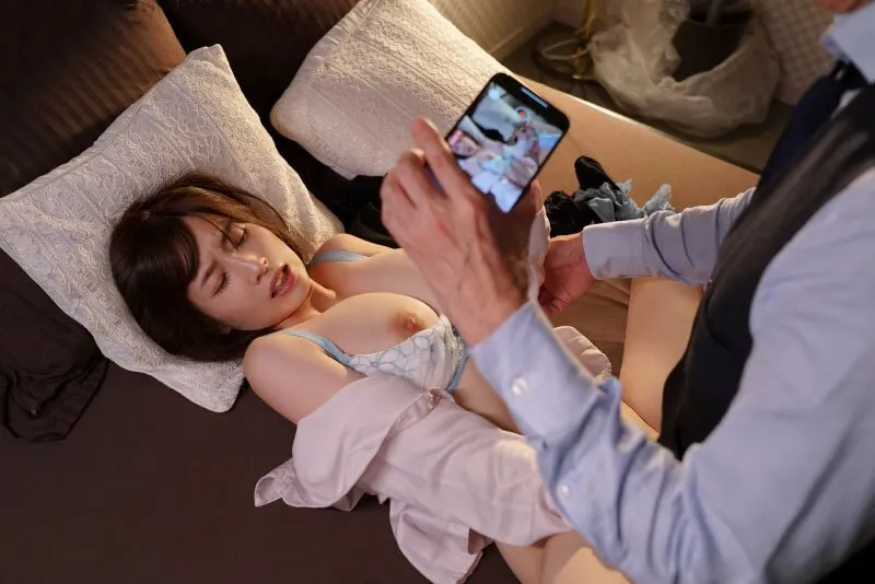 Cấp trên chuốc thuốc em thư ký bắt xxx cả đêm khi đi công tác xa