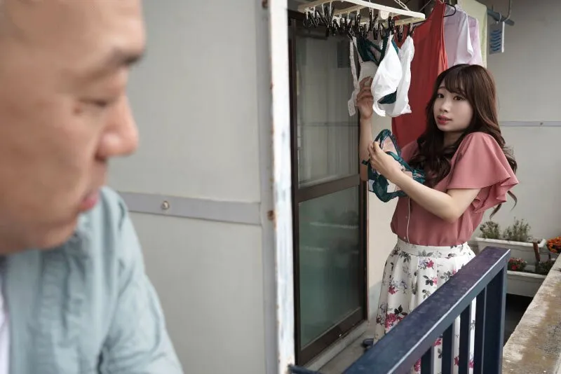 Gã gần nhà chuyên soi mói và cặp vợ yêu ông chồng thường xuyên rên la quá to