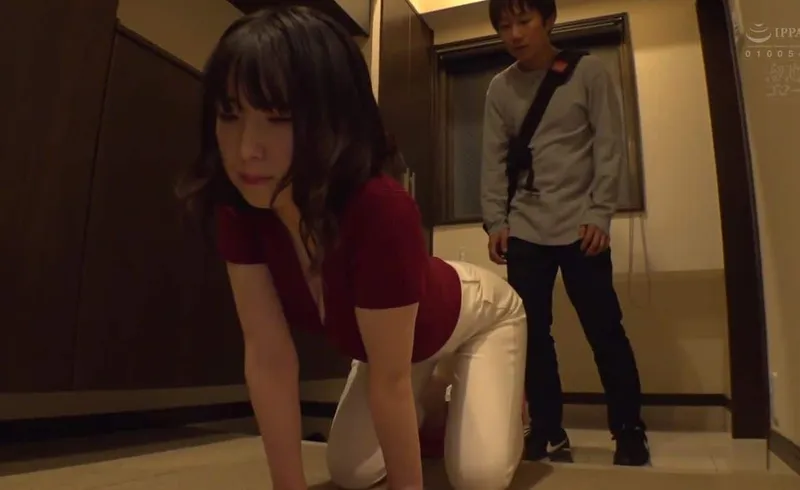 Người phụ nữ hàng xóm thiếu thốn và cậu sinh viên trúng độc đắc cạnh bên