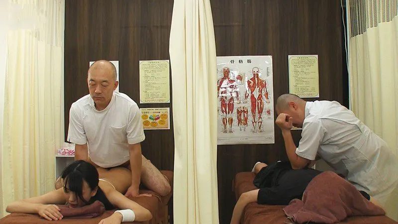 Dẫn cô bạn gái đi mát-xa rồi bị trả bài cạnh bên mà không hề hay biết