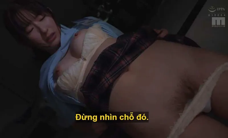 Ông chủ mưu đồ quan hệ với cô nhân viên kiêu căng lười nhác, suốt ngày bận rộn chat chit cùng người yêu.