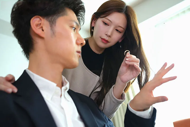 Bà xã đi đi chơi, chồng yêu ở nhà bị nhỏ em người vợ gạ làm tình không trượt phát nào
